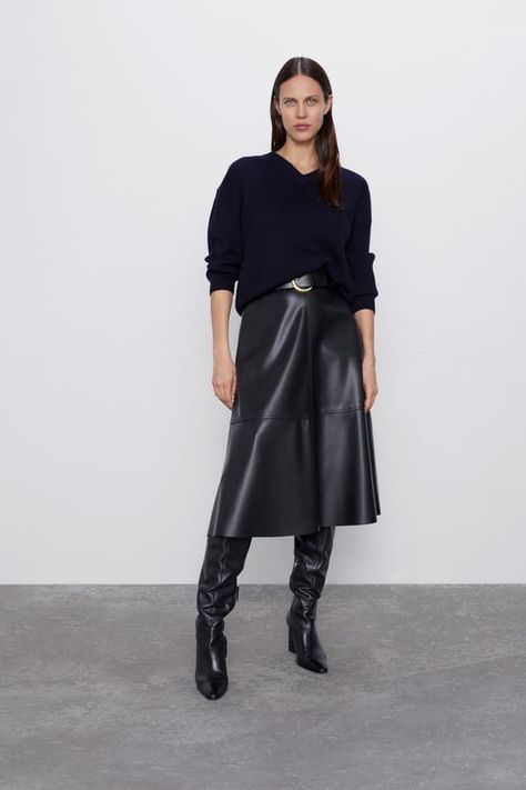 BELTED FAUX LEATHER SKIRT | ZARA United States Sweater With Long Skirt, Leather Skirt Ideas, Sundress Long, Leather Skirt Outfit, Outfit Zara, Skirt Ideas, Rock Outfit, Leather Midi Skirt, Plain T Shirt