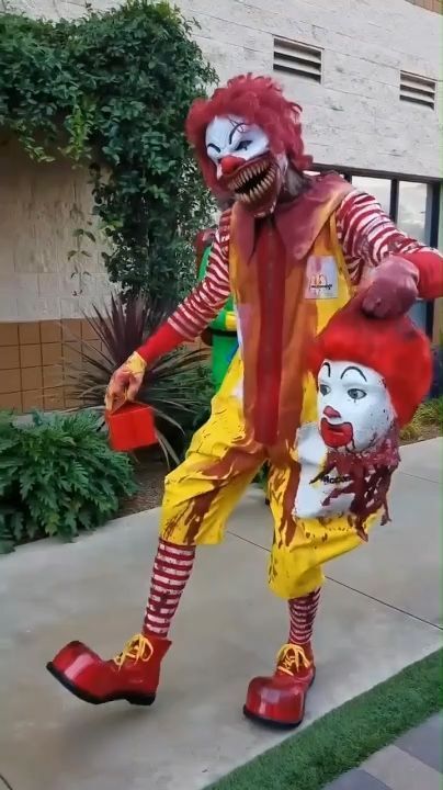 Scary Clown Costume, Family Halloween Costume Ideas, Horror Halloween Costumes, Clown Horror, Family Halloween Costume, Halloween Clown, Halloween Makeup Scary, Scary Costumes, Clowning Around