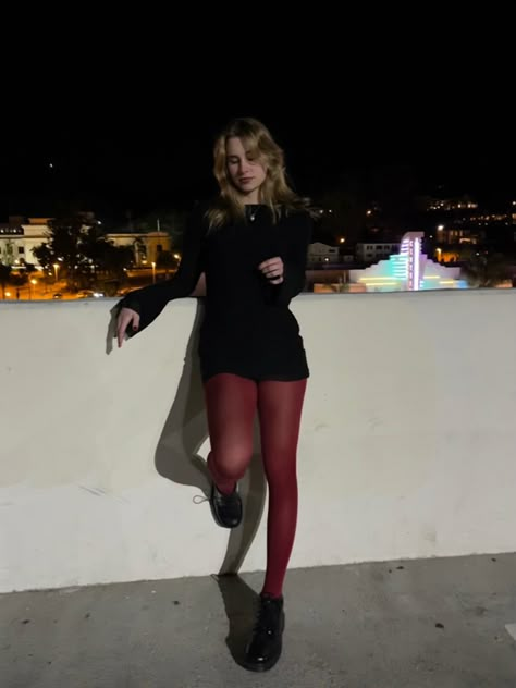 Colorful tights Colorful Tights, Red Tights, Red Stockings, Looks Street Style, Tights Outfit, Mode Inspo, Mode Inspiration, Looks Style, Cherry Red