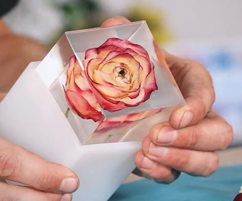 Flowers In Epoxy Resin Diy, Resin Flower Paperweight Diy, Diy Resin Flowers How To Make, How To Make Resin Paperweights, How To Put Dried Flowers In Resin, Resin Encased Flowers, Resin Flower Sphere, How To Preserve Flowers In Epoxy Resin, Resin Casting For Beginners