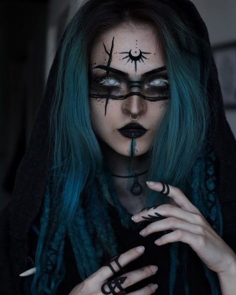 Pagan Makeup, Dark Fairy Makeup, Dark Fairy Costume, Viking Makeup, Witchy Makeup, Makeup Witch, Halloween Makeup Witch, Creepy Halloween Makeup, Cool Halloween Makeup