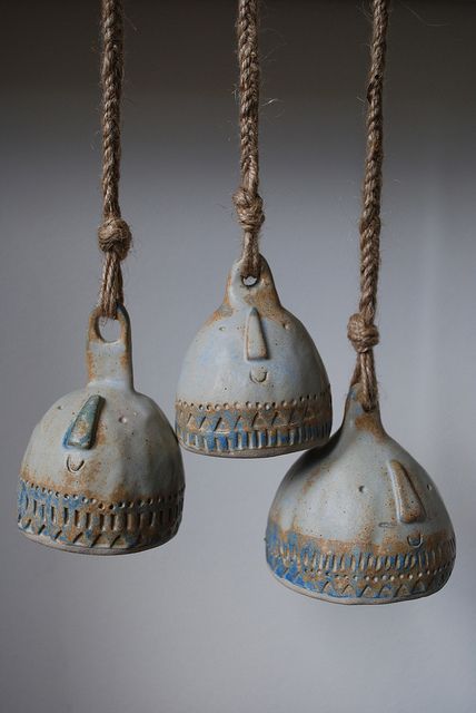 Atelier Stella - Ceramic bells Diy Gesso, Clay Bells, Ceramic Bells, Kids Clay, Ceramic Bell, Sculptures Céramiques, Pottery Handbuilding, Garden Pottery, Pottery Classes