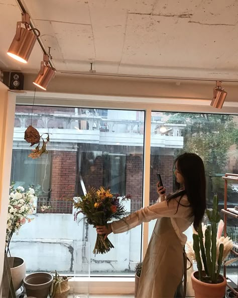 Photo Ideas With Flower Bouquet, Japan Flower Shop, Flower Girl Aesthetic, Flower Shop Aesthetic, Florist Aesthetic, Japan Flower, Naeun Apink, Apink Naeun, Son Naeun