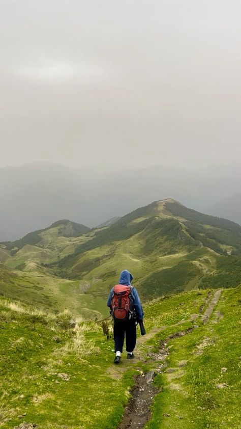 Rainy Hike Aesthetic, Hikers Aesthetic, Camping In The Mountains, Hiking Film Photography, Hiking In The Mountains, Aesthetic Hiking Pictures, Backpacking Europe Aesthetic, Mount Whitney Hiking, Mountaineering Aesthetic