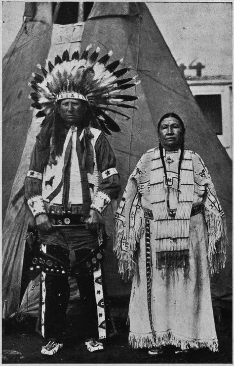 No automatic alt text available. Lakota Indians, Native American Medicine, Sioux Nation, Sioux Indian, Medicine Man, Native Dress, Native American Images, Native American Pictures, Wilde Westen