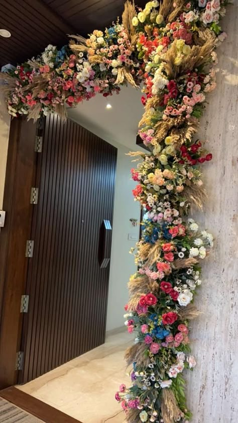 Indian Wedding House Decor Outside, Bride Room Decoration Ideas With Flowers, Desi Wedding Decor Home, House Opening Decoration With Flowers, Home Decor For Wedding Indian, House Decoration For Wedding Indian, Wedding Home Decoration Indian, Diy Haldi Decor, Home Engagement Decoration