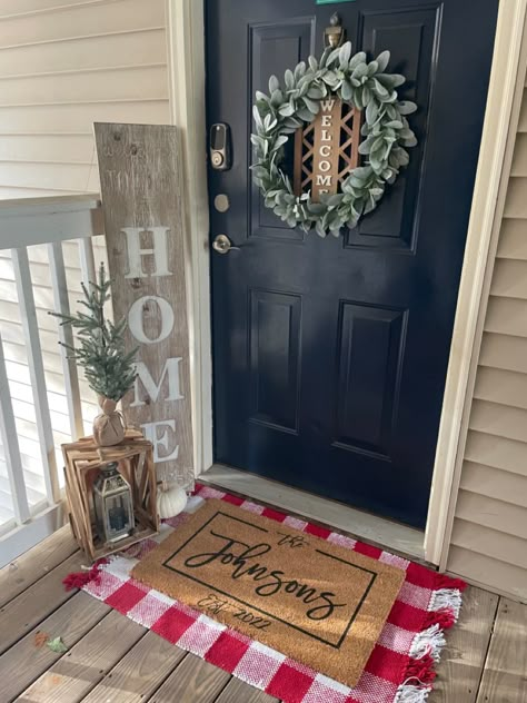 Christmas decorations for small apartment front door Front Of Apartment Decor, Balcon Christmas Decorations, Apartment Front Patio Ideas, Patio Door Christmas Decor, Small Apartment Door Entry, Carport Christmas Decor, Small Apartment Front Porch Ideas, Outside Christmas Decorations Apartment, Apartment Outdoor Entryway Ideas