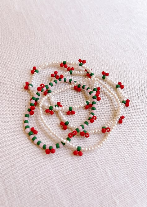 DIY Beaded Cherry Bracelet - Honestly WTF Cool Bead Bracelet Patterns, Cherry Bead Pattern, Easy Beads Accessories Ideas, Beaded Jewellery Diy, Bead String Bracelet, Things To Do With Beads Diy Projects, Cherry Bracelet Tutorial, Bead Diy Crafts, Cherry Beads Tutorial