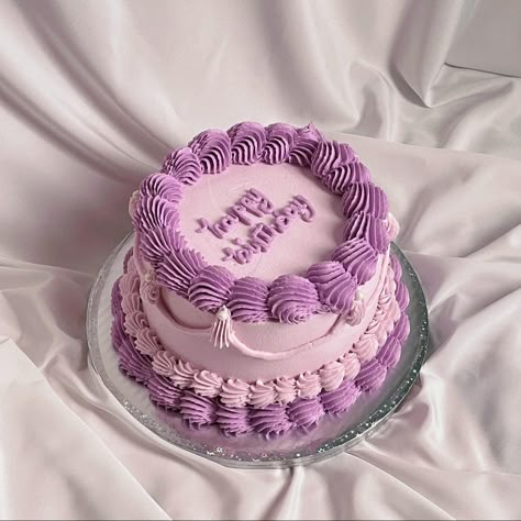 Vintage Birthday Cakes Circle, Vintage Bento Cake Design, Aesthetic Cake Circle, Lilac Vintage Cake, Purple Lambeth Cake, Small Circle Cake, Vintage Cake Circle, Vintage Cake Round, Vintage Circle Cake