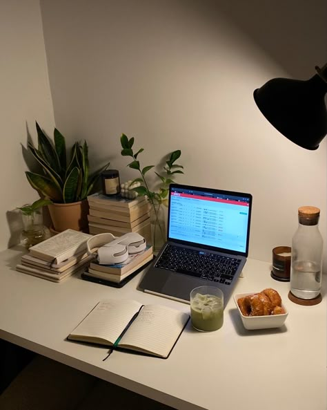 Study Snacks Aesthetic, College Student Desk, Uni Desk, Study Desk Aesthetic, Desk Snacks, Study Desk Organization, Homework Desk, Study Snacks, College Inspiration