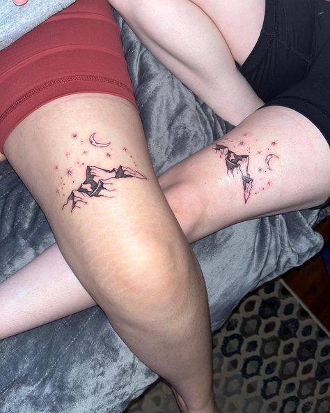 Mountains Above Knee Tattoo, A Court Of Throne And Roses Tattoo, Rhysand Tattoos Knee, Acotar Tattoos Rhysand Knees, Knee Mountain Tattoo, Acotar Rhys Knee Tattoo, Night Court Tattoo Simple, Acotar Mountain Tattoo Knee, Acotar Tarot Tattoo