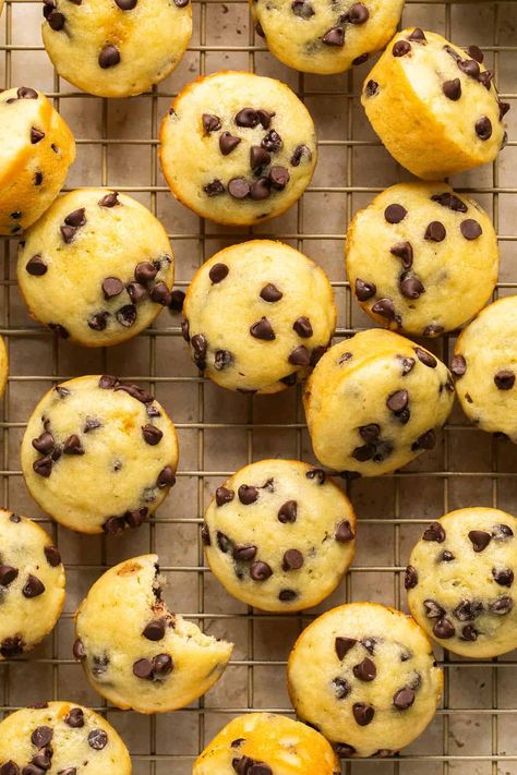 Chocolate Chip Mini Muffins (Little Bites Copycat) Mini Choc Chip Muffins, Homemade Little Bites Muffins, Healthy Little Bites Muffins, Little Bites Muffins Copycat Healthy, Muffin Bites, Easy Mini Muffin Recipes, Little Bites Muffins Copycat, Choc Chip Muffins, Mini Muffin Recipe