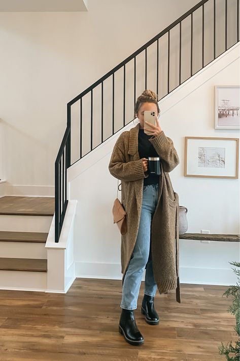 Duster Cardigan Outfit Winter, Belted Cardigan Outfit, Duster Cardigan Outfit, Outfit With Belt, Birkenstock Clog Outfit, Winter Cardigan Outfit, Birkenstock Boston Outfit, Blundstone Style, Clog Outfit