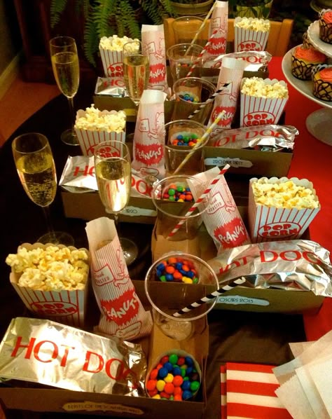 Movie Theme Bday Party, Movie Night Snack Packs, Movie Night Hot Dogs, Outdoor Movie Night Birthday Party Food Ideas, Hot Dog Movie Night, Cute Movie Night Snacks, Movie Night Dinner Adult, Movie Theme Birthday Party Food, Fancy Movie Night