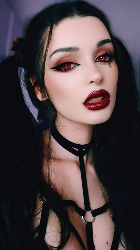 Vampire Makeup For Women, Vampire Makeup Inspiration, Halloween Makeup Looks Vampire, Vampire Makeup Halloween Women, Vampire Makeup Female, Vanpire Makeup, Vampire Queen Makeup, Female Vampire Makeup, Cute Vampire Makeup