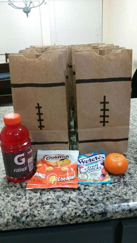 Best Snacks For Football Players, Football Team Treats Goodie Bags, Football Mom Snack Ideas, Football Goodie Bag Ideas, Sports Goody Bag Ideas Team Snacks, Football Game Day Snacks For Players, Football Treats For Kids, Cheer Team Snacks Ideas, Team Mom Football Snacks