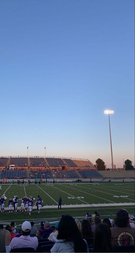 football game!! 🏈 American Exchange Student Aesthetic, Life In Usa Aesthetic, American Exchange Student, Usa Life Aesthetic, Usa University Aesthetic, Usa High School Aesthetic, American University Aesthetic, Exchange Student Aesthetic Usa, Usa Wallpaper Aesthetic