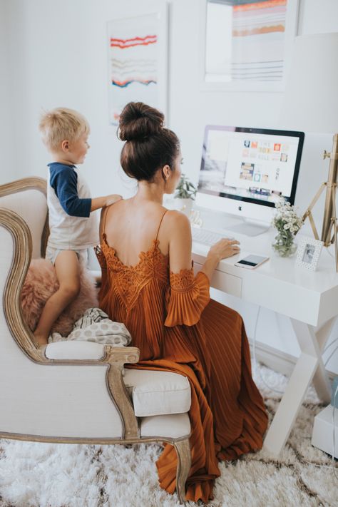 Closet Turned Office, Bedroom Desks, Desks Ideas, Fii Puternic, Fashion Blogger Photography, Travel Bedroom, Moms Goals, Blogger Photography, Family Shoot