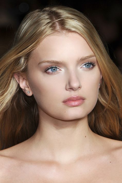 Lily Donaldson At Julien MacDonald Spring 2009 Blond Hair Blue Eyes, Tessa Bailey, Face Types, Jessica Stam, Lily Donaldson, Wedding Makeup Ideas, Elisha Cuthbert, Pale Blonde, Portrait Face