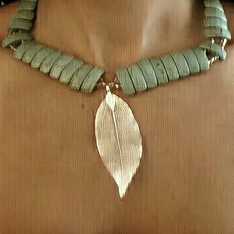 pocahontas aesthetic Pocahontas Aesthetic, Pocahontas Necklace, Pocahontas Movie, Princesses Aesthetic, Mermaid Sleeping, Moana Aesthetic, Disney Princess Aesthetic, Disney Modern, Princess Pocahontas