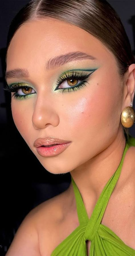 Creative Eye Makeup Colorful, Creative Looks Makeup, Color Makeup For Brown Eyes, Eyeshadow Looks 2024, Brown Green Makeup, Green Makeup Looks For Brown Eyes, Trend Makeup 2024, Colorful Eye Makeup For Brown Eyes, Makeup Ideas Colorful Creative