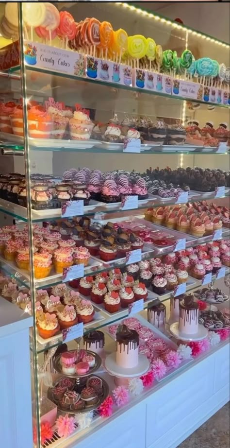 Cake Shop Interior Vintage, Cupcake Bakery Design, Cupcake Shop Aesthetic, Cute Bakery Aesthetic Interior, Cake Shop Design Interior Small Bakery, Bake Shop Interior, Bakery Ideas Interior, Bakery Interior Design Ideas, Bakery Display Counter