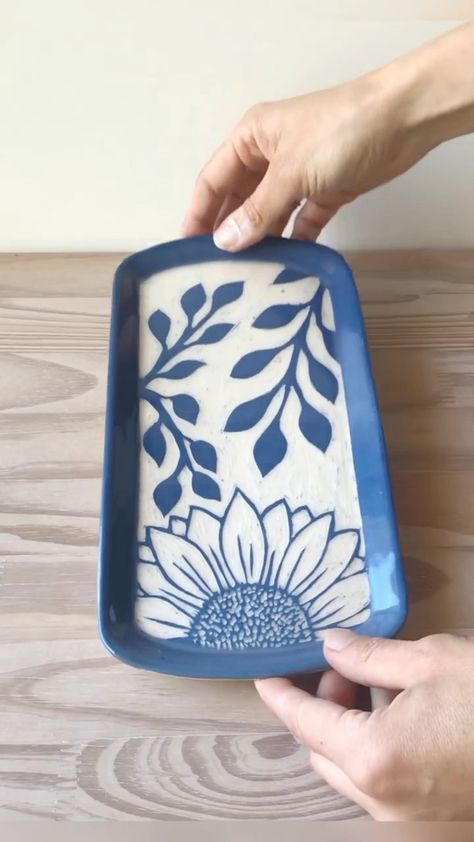 Ceramics Pottery Bowls, Beginner Pottery, Pottery Platter, Cerámica Ideas, Pottery Videos, Pottery Workshop, Pottery Handbuilding, Slab Pottery, Hand Built Pottery