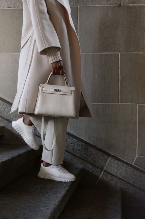 Kelly 25 Outfit, Elegant Sneakers, Dress And Sneakers Outfit, Jetset Babe, Hermes Kelly 25, Kelly 25, Oversized White Shirt, Hermes Kelly Bag, Fendi Bag