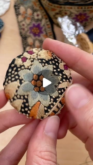 271K views · 7.3K likes | Heidi Parkes on Instagram: "This was my MOST popular reel of 2023. Make one with me! On-Demand Brooch Class link in bio. 
🧵🪡 
This brooch was made with a vintage sari hem and a repurposed lid from a spice jar. 🧲 Magnets optional- it also works great with a safety pin." Ways To Embellish Clothes, Fabric Brooches Diy Tutorials, Brooches Handmade Tutorials, Cloth Jewellery Handmade, Scarf Pins Diy, Felt Brooch Diy, Handmade Brooches Ideas, Yorkshire Buttons, Heidi Parkes