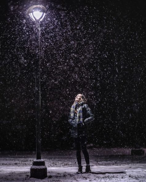 Winter Portraits Photography, Snow At Night, Night Photography Portrait, Winter Portrait, Snow Photoshoot, Snow Night, Winter Portraits, Night Portrait, Snow Pictures