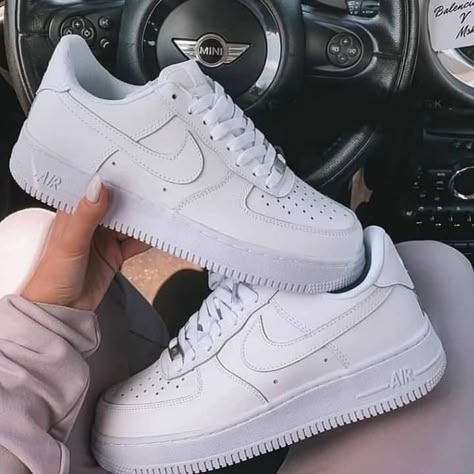 Nike Shoes Outfits For Women, Yeezy Streetwear, Tenis Air Force, White Blazers, Womens Street Style, Sneakers Outfit Summer, Supreme Hoodie, Urban Shoes, Trends Shoes