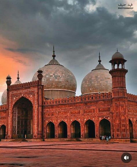 #badshahi#masjid#stunning#cloudy Bahawalpur Aesthetic, Badshahi Masjid Lahore, Pakistani Currency, Badshahi Masjid, Old Lahore, Badshahi Mosque, Enchanting Aesthetic, Pakistan Culture, Pakistani Culture