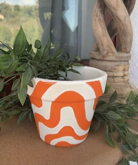 Cool Pot Painting Ideas, Painted Pot Aesthetic, Pot Paintings Ideas, Mini Terra Cotta Pot Paint, Painted Pots For Plants, Painted Pots Simple, Paint Your Own Plant Pot, Plant Pot Designs Diy, Painting Flower Pots Aesthetic