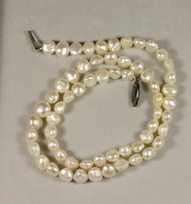 i would like to use pearls as decoration as well Old Pearl Necklace, How To Wear Pearls, Persian Gulf, Natural Pearl Necklace, Wear Pearls, String Of Pearls, Dress Pin, Shanghai China, Anne Of Green Gables