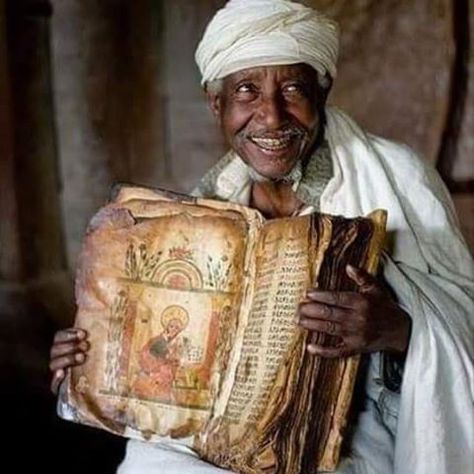 Ethiopian Bible, Old Bible, Oldest Bible, Foto Tips, We Are The World, African History, People Of The World, World Cultures, Old Book