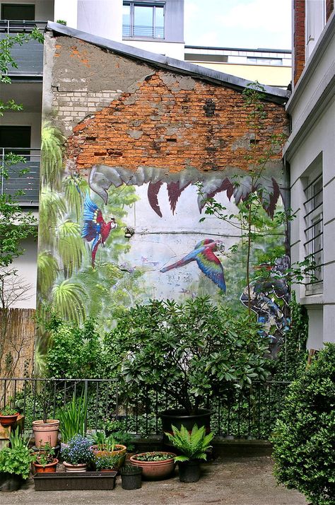 ...urban backyard transformed into little green place (Hamburg, Germany)... Urban Backyard, Garden Mural, Fence Art, Walled Garden, Hur Man Målar, Murals Street Art, Hamburg Germany, Street Art Graffiti, Mural Art