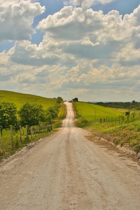 Take me home, country road (no location given) by Foto Aday Dirt Roads, Beautiful Roads, Fotografi Vintage, Green Field, Country Roads Take Me Home, The Road Less Traveled, Road Less Traveled, Train Ride, Winding Road