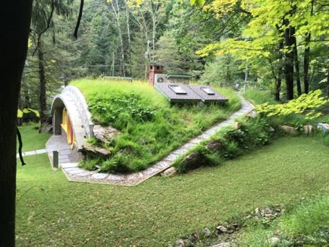 Hobbit House Plans, Casa Do Hobbit, Case Sotterranee, Underground Houses, Hobbit Homes, Hobbit Home, Casa Hobbit, Passive House Design, Earth Sheltered Homes