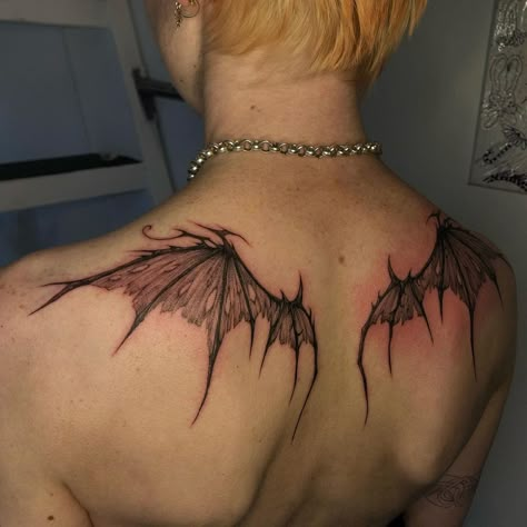 KOALA DI🐉 on Instagram: “Well used wings highly experienced flyer @plkpnn 🦇🦇🦇” Demon Wing Back Tattoo, Dragon Wing Back Tattoo, Tatoos Wings, High Back Tattoo, Dragon Wings Back Tattoo, Dragon Wings Tattoo On Back, Trapped Tattoo, Dragon Wing Tattoo, Back Tattoos Wings