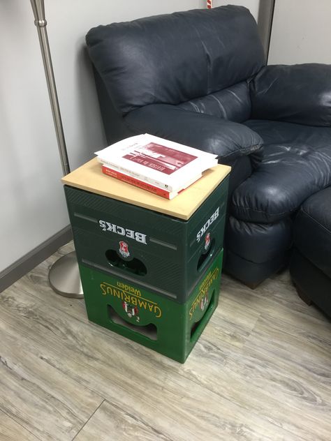 Two stacked beer crates = perfect height for chair side table. Decorating Dorm, Hipster Cafe, Luxury Birthday Party, Crate Decor, Floor Desk, Beer Case, Beer Crate, Beer Box, Crate Table