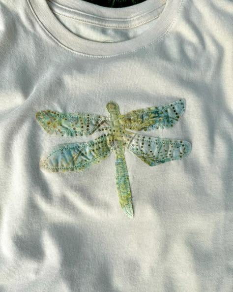 Dragonfly baby tee! 🌼 -fits sizes M-XL -price 20$ -one available, Dm to purchase #boho #smallbusiness #patchwork #hippie #handmade #businessowner #upcycle #clothing #jewelry Appliqué T Shirt, Handmade Gifts Embroidery, Patches On Shirt, Upcycle Clothes Sewing Patterns, Diy Baby Tee Ideas, Patchwork T Shirt Diy, Patchwork Clothes Diy Ideas, Diy Shirts Ideas, Patchwork Shirt Ideas