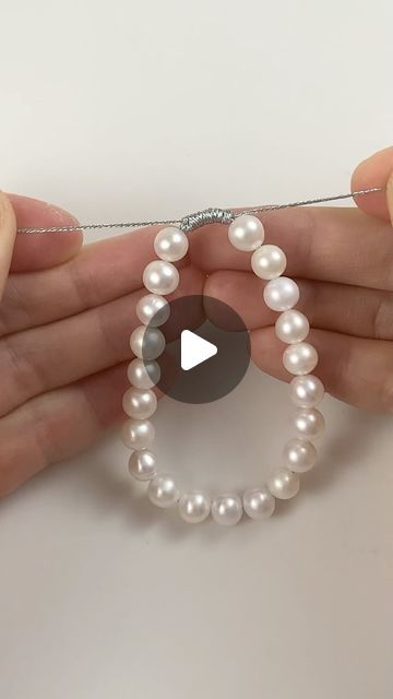 Hand Bracelet Making Tutorial, How To Make Pearl Bracelet, Diy Bracelets Tutorials Beads, How To Make Bracelets, Handmade Pearl Jewelry, Hair Bow Tutorial, Bead Crochet Patterns, Pearls Diy, Jewelry Knots