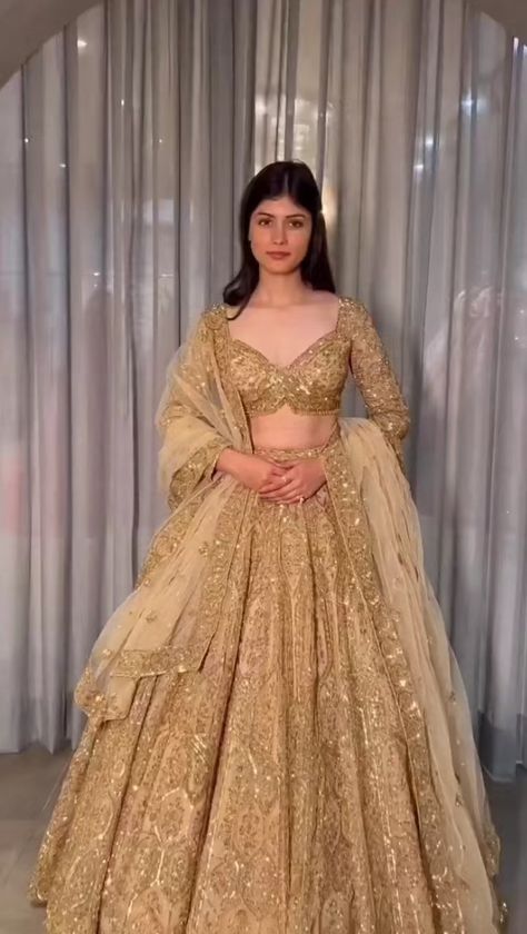 Golden Bridal Lehenga, Golden Lehenga, Engagement Dress For Bride, Latest Bridal Lehenga Designs, Best Indian Wedding Dresses, Engagement Lehenga, Indian Wedding Gowns, Bridal Lehenga Designs, Latest Bridal Lehenga