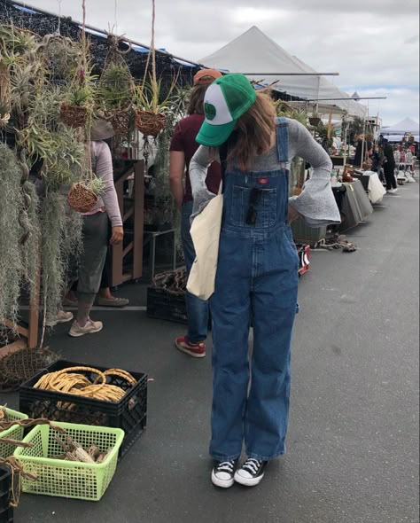 Cool Dungaree Outfit, Overalls Outfit Modest, Fall Dungaree Outfits, Baggie Overalls Outfit, Baggy Denim Overalls Outfit, Overalls Outfit Fall 2022, Overall With Crop Top, Styling Baggy Overalls, Baggy Overalls Aesthetic