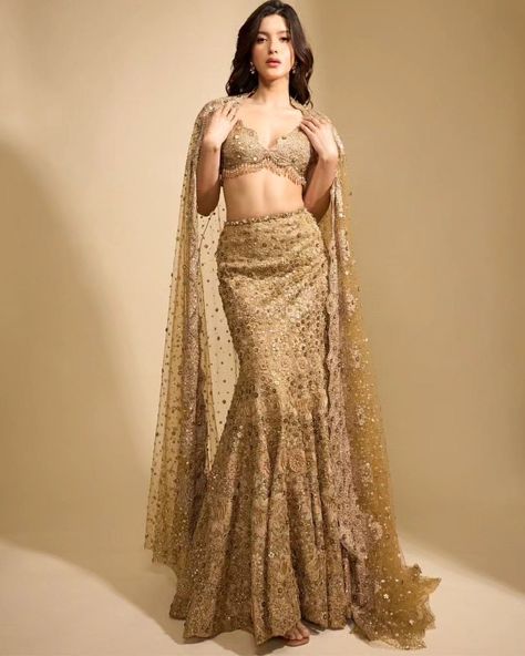 Take Notes From Shanaya Kapoor's Fashion For The Perfect Bridesmaid Look | WedMeGood Shanaya Kapoor, Bridesmaid Look, Reception Outfits, Indian Bridesmaid Dresses, Sangeet Outfit, Simple Lehenga, Trendy Outfits Indian, Lehenga Designs Simple, Indian Bride Outfits