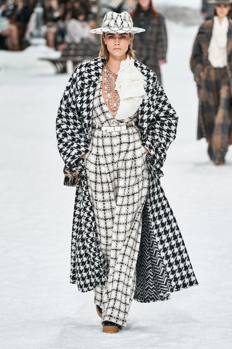 Chanel Fall 2019 Ready-to-Wear Fashion Show Collection: See the complete Chanel Fall 2019 Ready-to-Wear collection. Look 1 Moda Chanel, Outfit Essentials, Chanel Fashion Show, Fashion Walk, Chanel Runway, Mode Chanel, Chanel Collection, Paris Mode, Moda Paris