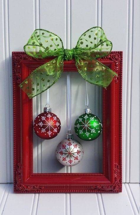 Old Ornaments Repurpose, Joululahjat Diy, Picture Frame Wreath, Christmas Picture Frames, Christmas Idea, Pola Sulam, Christmas Frames, Easy Christmas Diy, Noel Christmas