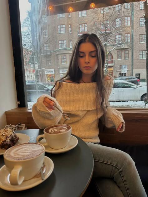 Pictures In A Coffee Shop, Instagram Picture Ideas Outfit, Poses At Coffee Shop, Cute Coffee Pictures Instagram, Photo At Coffee Shop, Going For Coffee Outfit, Instagram Picture Ideas Winter At Home, Coffee Date Ideas Outfit, Ig Post Ideas Photo Coffee Shop