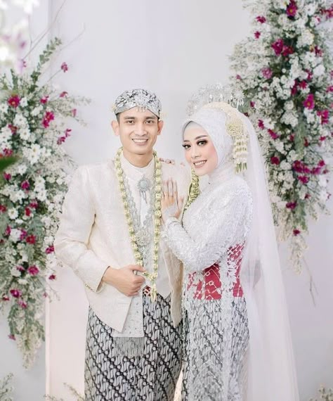 Foto Akad, Pose Foto Pernikahan, Wedding Planner Outfit, Sunda Siger, Pose Pengantin, Javanese Wedding, Pose Wedding, Pose Prewedding, Kebaya Wedding