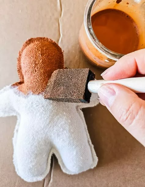 Add a little whimsy to your holiday decor with these coffee and cinnamon scented gingerbread men Christmas decorations made from fabric scraps. View the tutorial at diybeautify.com! #primitive #Christmas #DIY #gingerbreadman Shamrock Diy Crafts, Primitive Burlap Crafts, Diy Gingerbread Christmas Tree Decorations, Easy Primitive Christmas Crafts, Holiday Sewing Crafts, Primitive Xmas Crafts, Holiday Ornaments Diy Handmade Christmas, Primitive Christmas Diy Crafts, Nordic Christmas Crafts